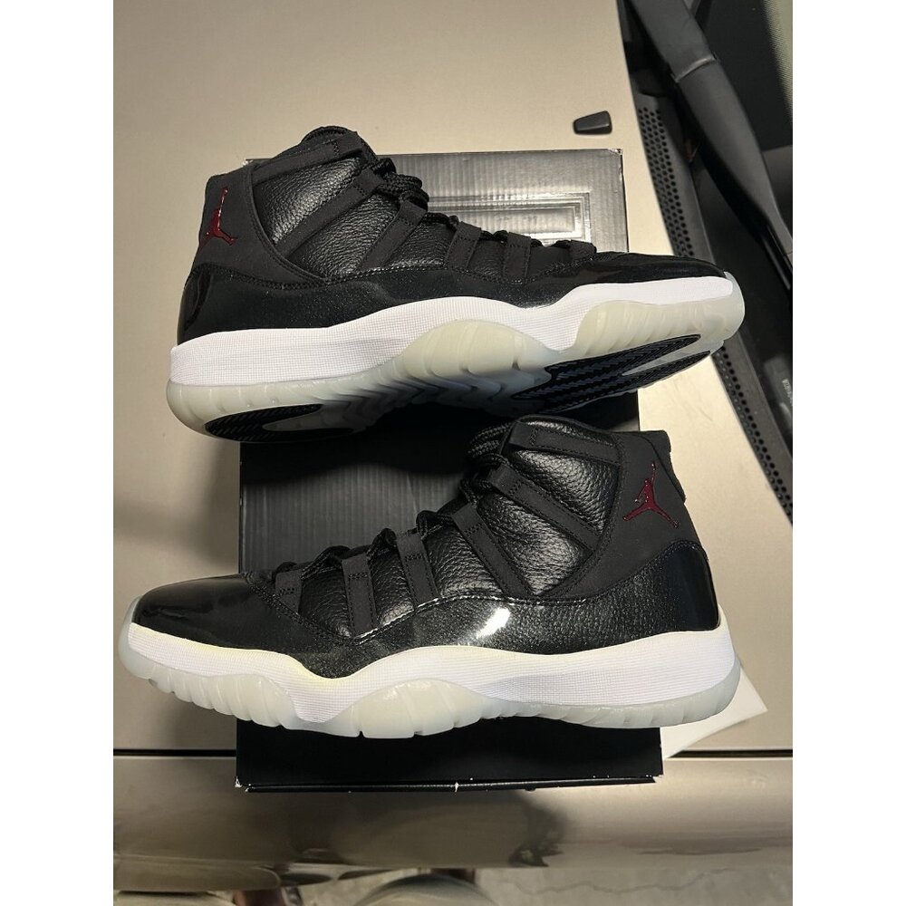 Jordan 11 retro 72-10  378037002 Size 11 New with defect (Yellowing Ink Flaw)